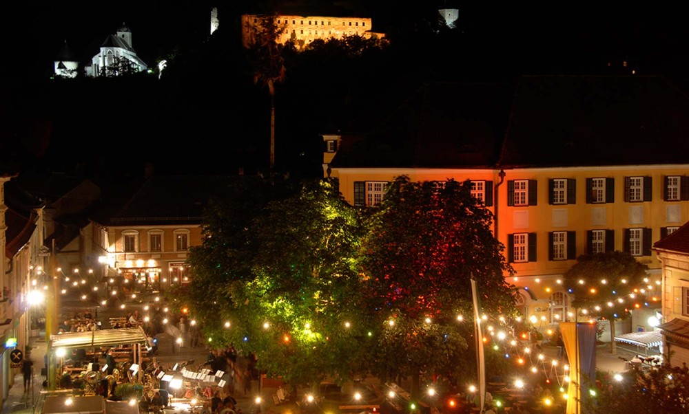 Der Kirtag bei Nacht am
                                    Garser Hauptplatz.